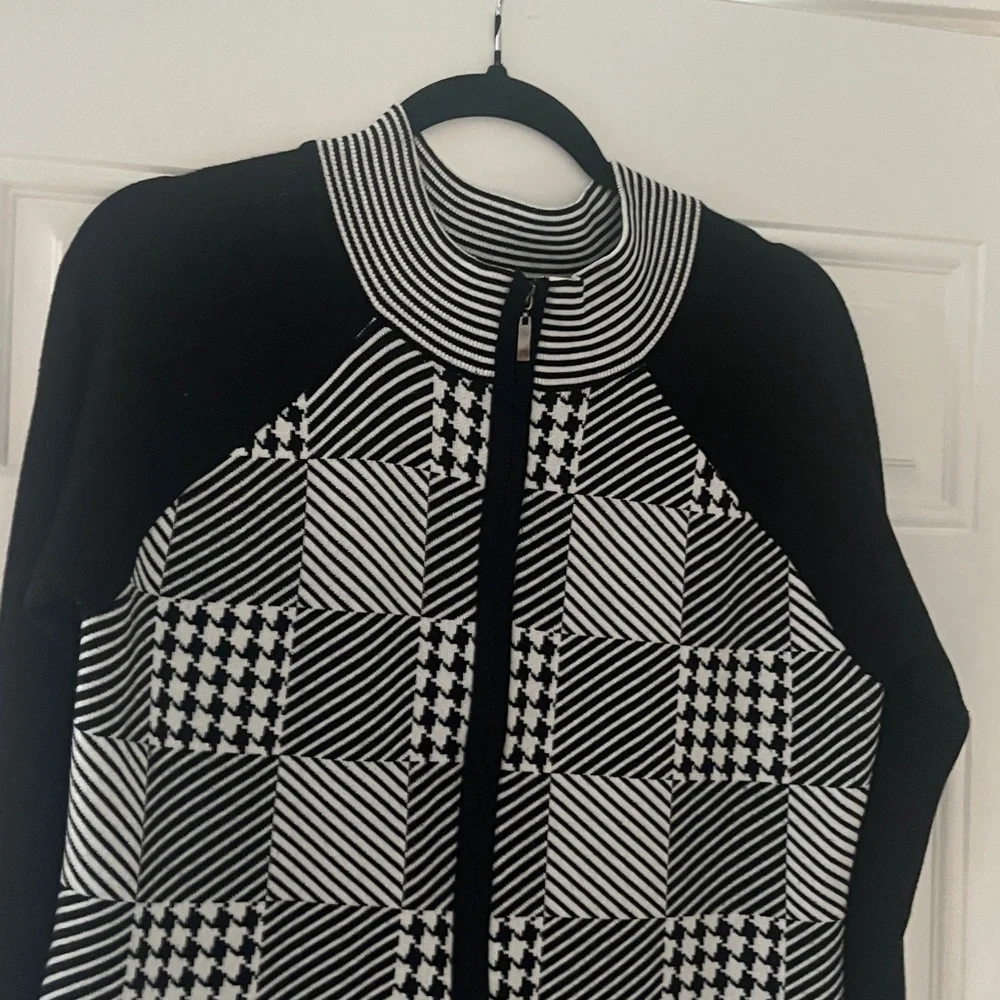 Sioni Black and White Geometric Cardigan - Picture 5 of 7